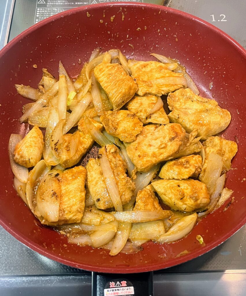 鶏胸肉のカレー炒めを炒めている様子の写真