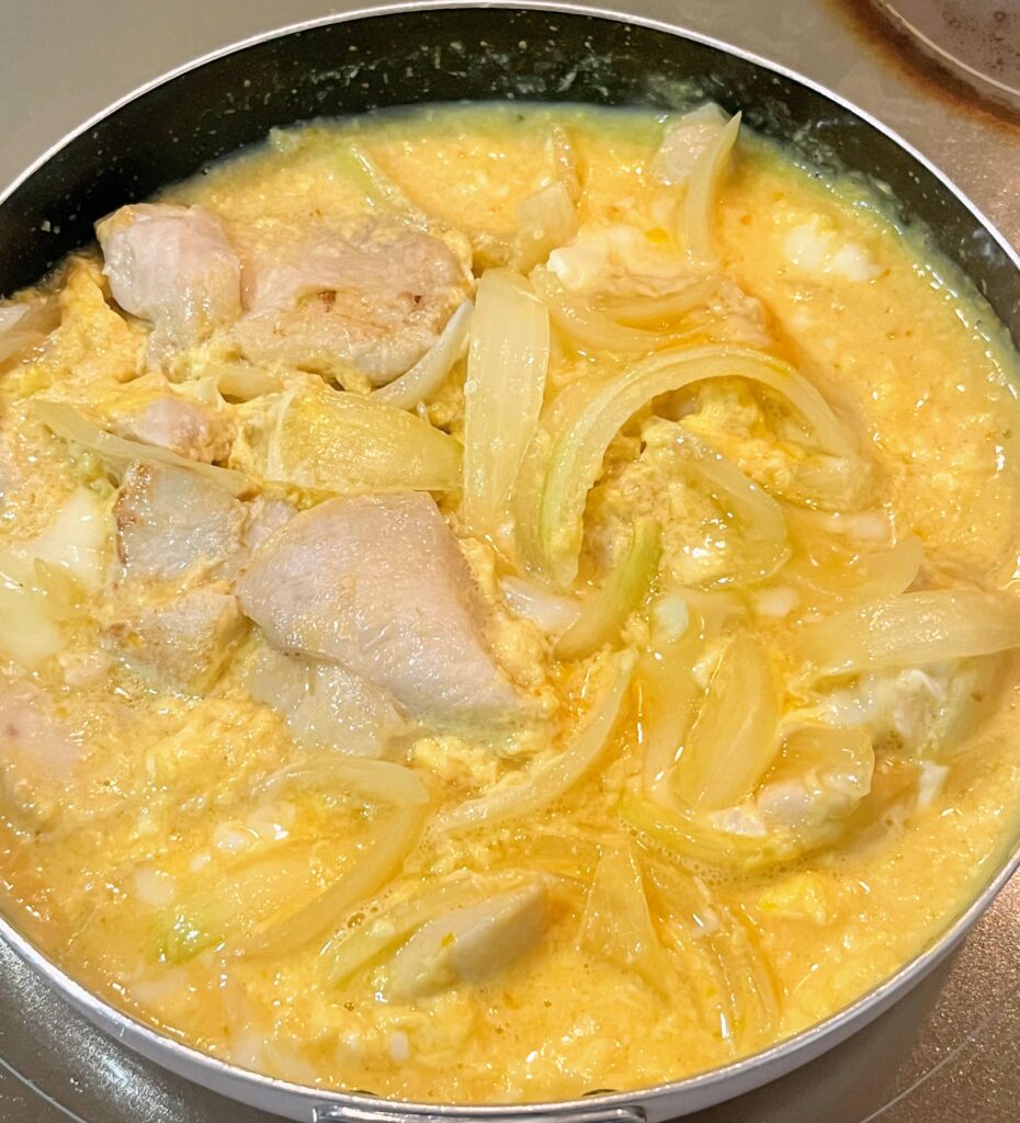 鶏胸肉の親子丼に卵を入れた写真