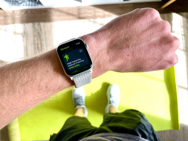 Apple Watchを見ている写真