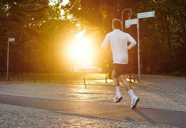 男性が太陽に向かって走っている写真