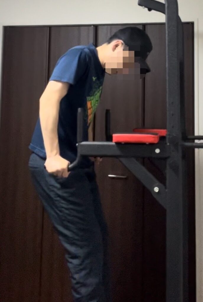 懸垂マシンでディップスを行う様子
