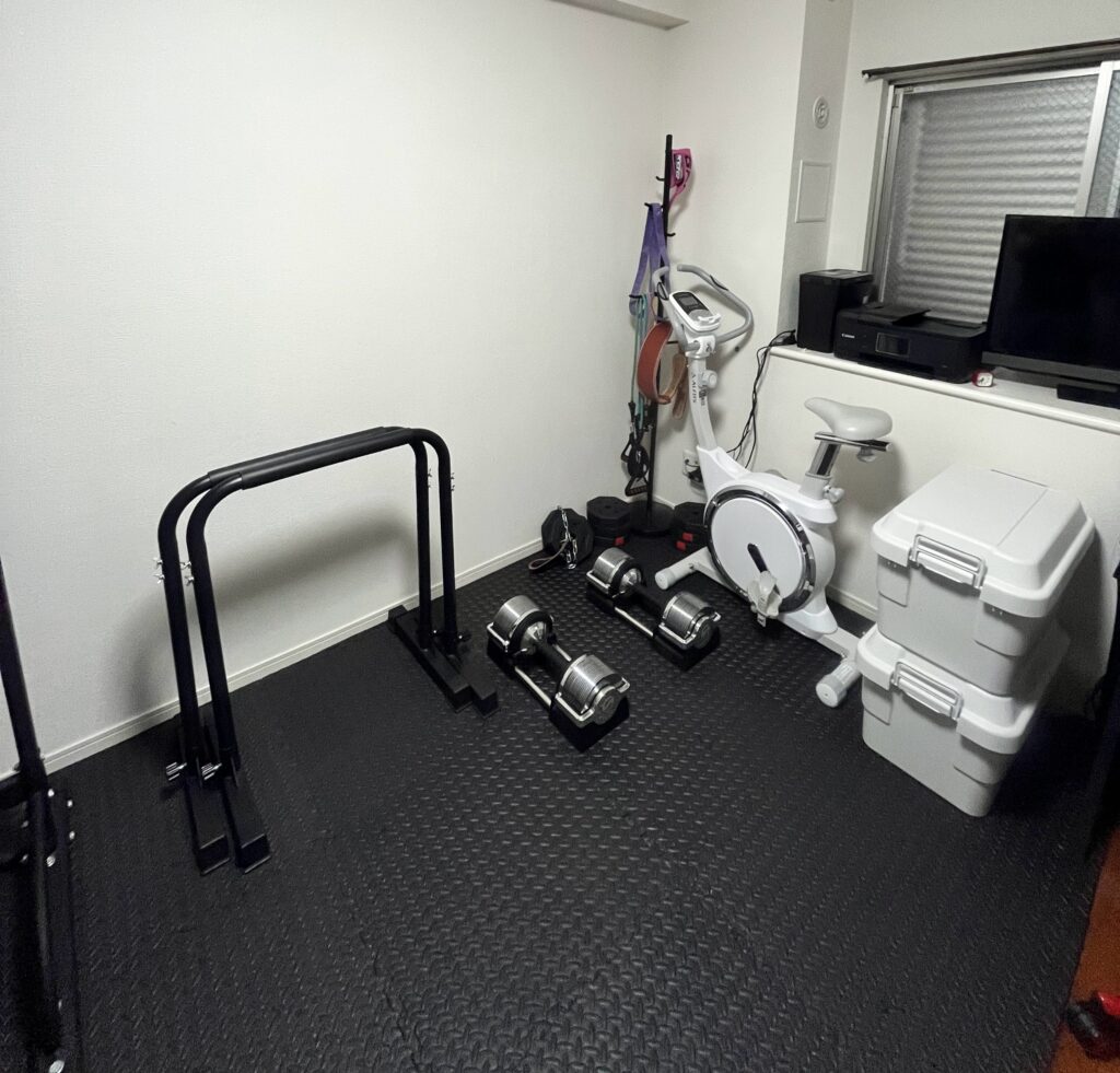 ディップススタンドを部屋に置いた写真